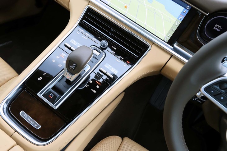 エアコンやシートヒーターの操作はシフトレバー周辺のタッチパネルで行う。操作すると適度なクリック感がフィードバックされるため、使い勝手は良好。