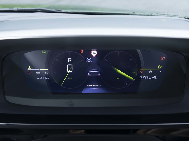 ステアリングホイールの上部前方にレイアウトされる液晶メーターのサイズは10インチ。ナビゲーションを表示できるようになった。