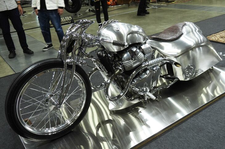 ベース車は「ロイヤルエンフィールド・スーパーメテオ650」だが、その面影を感じるのはエンジンの造形ぐらいだ。