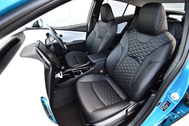 光沢フィルムを織り込んだ専用の表皮が採用された、「プリウスPHV」のファブリックシート。前席には、シートヒーターが標準で備わる。