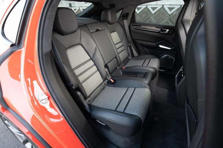 リアシートは4人掛けが標準。無償オプションでセンターの「＋1」シートを追加できる。