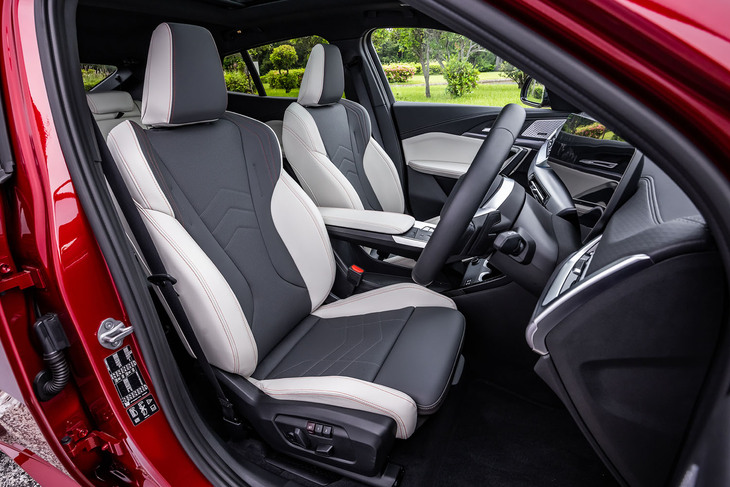 アトラスグレーとスモークホワイトのコンビ表皮カラーを採用する写真の「パーフォレーテッドヴェガンザシート」は、オプションの「ハイラインパッケージ」装着車のみで選択できる。