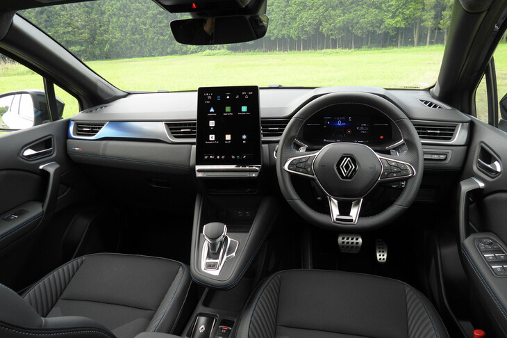 各所の青いアクセントが目を引く「エスプリ アルピーヌ」のインストゥルメントパネルまわり。大型タッチスクリーンの採用に加え、個人的にはバイ・ワイヤ式シフトセレクターなどの建て付けがよくなっていたのも、好印象だった。