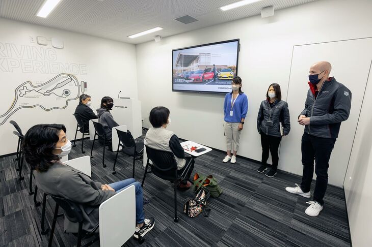 この日のプログラムは午前７時半にスタート。ブリーフィングのあと、90分のドライビングプログラムを体験し、電気自動車（EV）「タイカン」の同乗試乗、レストランでのブランチ、EVについての講座、参加者がチームに分かれてEV関連のお題目でチームビルディングをし、表彰のあと写真撮影。12時に終了といった流れでした。