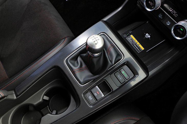トランスミッションにはCVTに加えて6段MTを採用。内部構造の変更や前後左右のストロークの縮小により、ダイレクトでスムーズ、かつ手首の動きだけで操れる操作性を実現した。
