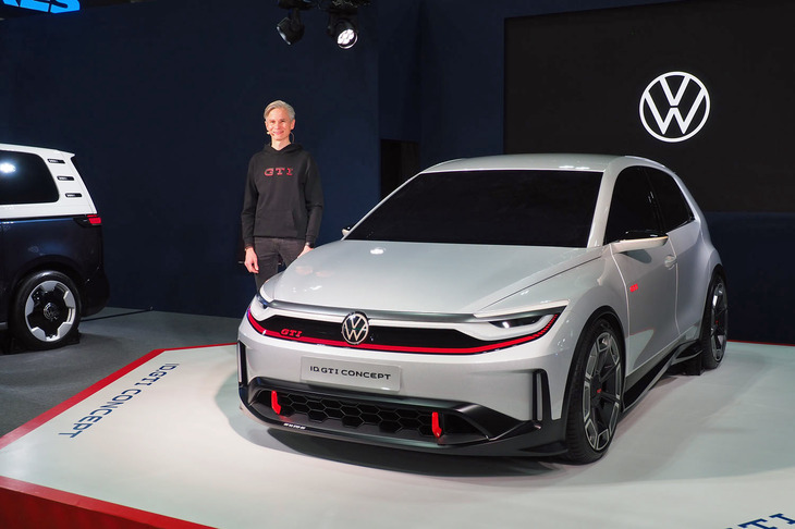 プレスカンファレンスの席上で日本初上陸となる「ID. GTIコンセプト」を紹介したフォルクスワーゲン ジャパンでブランドディレクターを務めるマーティン・ザーゲ氏。