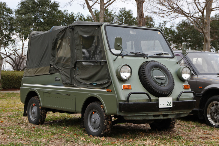 軽トラックの「TN360」をベースに、1970年にデビューした「バモスホンダ」。貨物車登録のユニークな多用途車で、この個体は荷台まですべて着脱式のキャンバストップで覆われた4人乗りの「バモスホンダ フルホロ」。ほかに2人乗りで幌（ほろ）は前席分のみの「バモスホンダ2」と、4人乗りで幌が座席部分のみの「バモスホンダ4」が存在した。