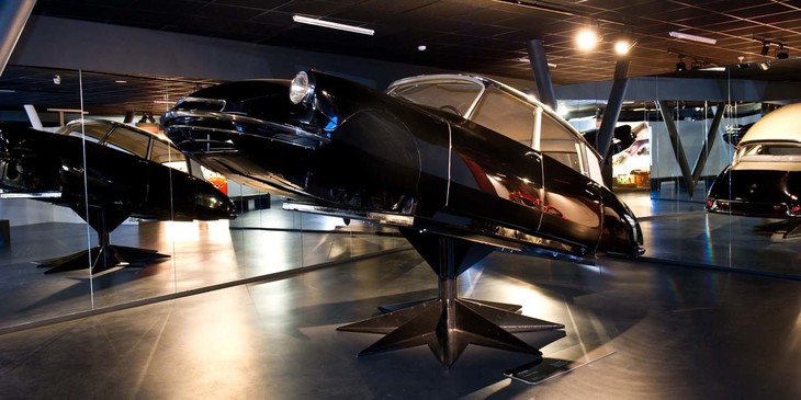 チシタリアがイタリアのデザイン革命を引き起こしたとすれば、隣国フランスのレボリューショナルモデルは「シトロエンDS19」以外にはないだろう。イタリア人デザイナー、フラミニオ・ベルトーニの手になる前衛的なスタイリングとハイドロニューマチックサスペンションを特徴とするイコンモデル。もちろん駆動方式は“トラクシオン・アヴァン”、前輪駆動だ。車体を持ち上げた展示方法がにくい！