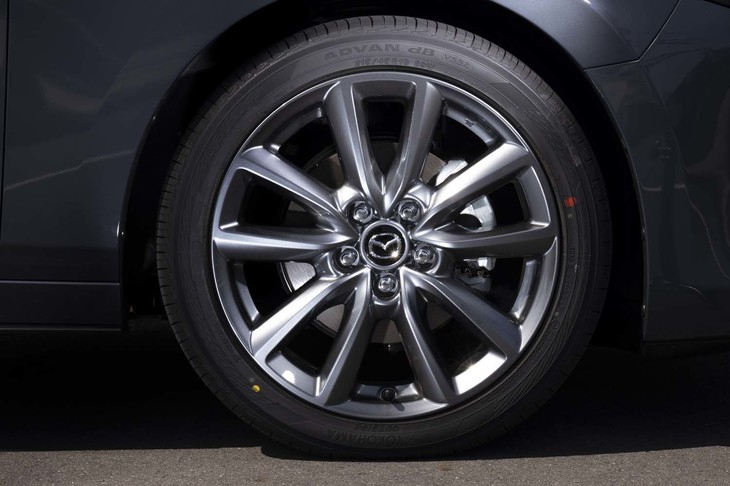 試乗車に装着した「アドバンdB V552」のサイズは215/45R18。写真の18インチに14／15／16／17／19／20インチを加えた、全49サイズという幅広いラインナップを展開している。