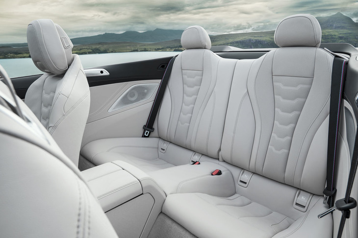 BMW 8シリーズ コンバーチブル（リアシート）