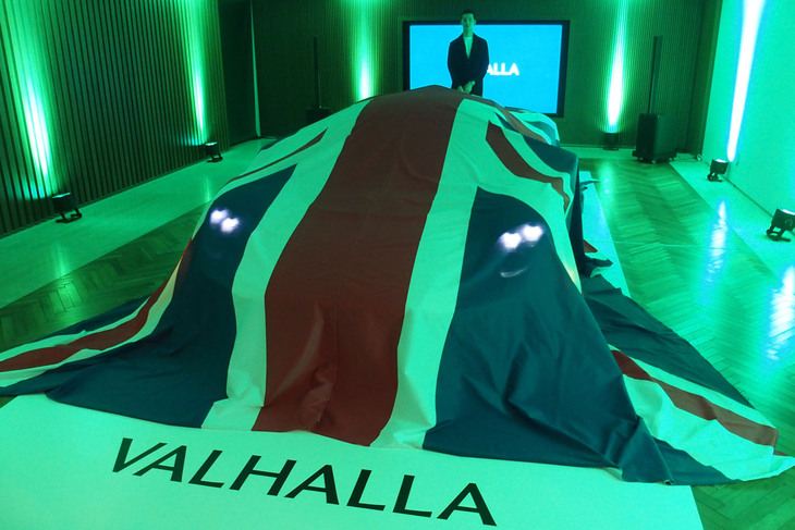 「アストンマーティン・ヴァルハラ」のアンベール。