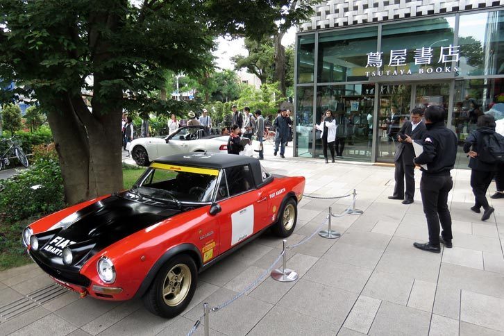 スタート地点の明治神宮を出て、最初のスタンプポイントとなる東京・代官山のT-SITEの様子。