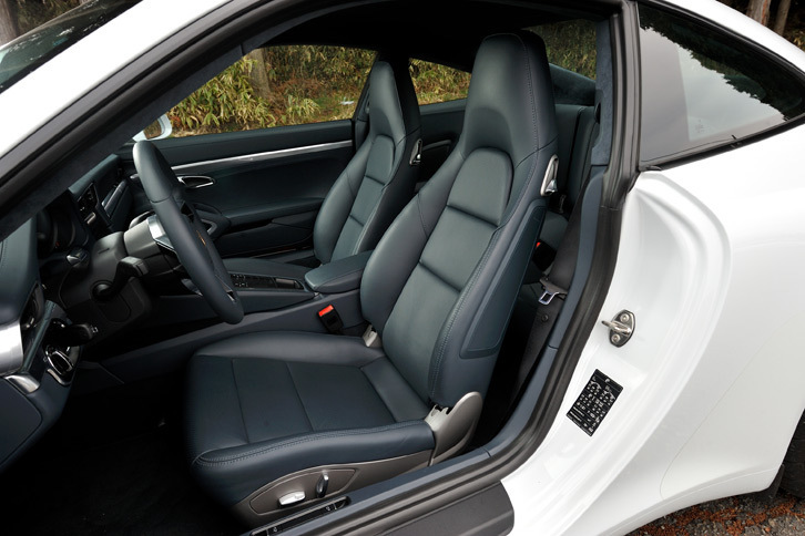 ヘッドレスト一体型のスポーツシート。テスト車には、オプションで用意される「グラファイトブルー」のレザーインテリアが採用されていた。