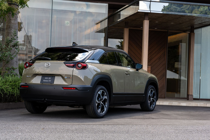 「MX-30ロータリーEV」のボディーサイズは全長×全幅×全高＝4395×1795×1595mm、ホイールベースは2655mm。車両重量は1780kgとなる。