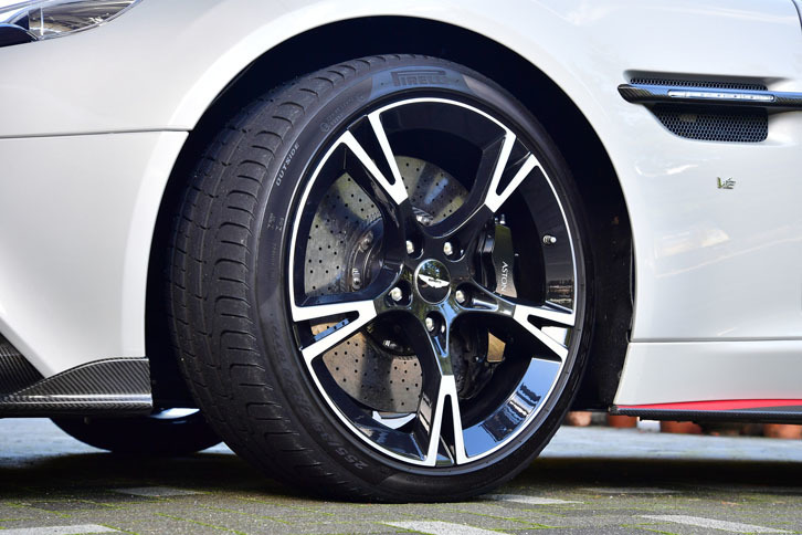 タイヤサイズは前が255/35ZR20、後ろが305/30ZR20。