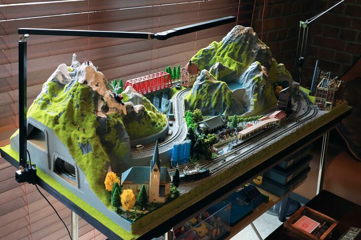 鉄道模型も子供の頃からの趣味のひとつ。このNゲージのレイアウトはコロナ禍のステイホーム時に作り上げた。