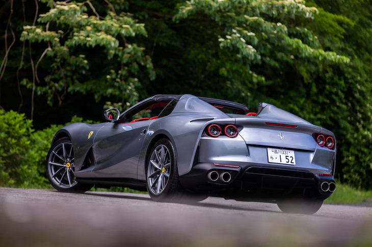 「812GTS」のリアビュー。イタリアンスーパーカーの伝統的なデザインといわれる、トンネルバックスタイルが採用されている。