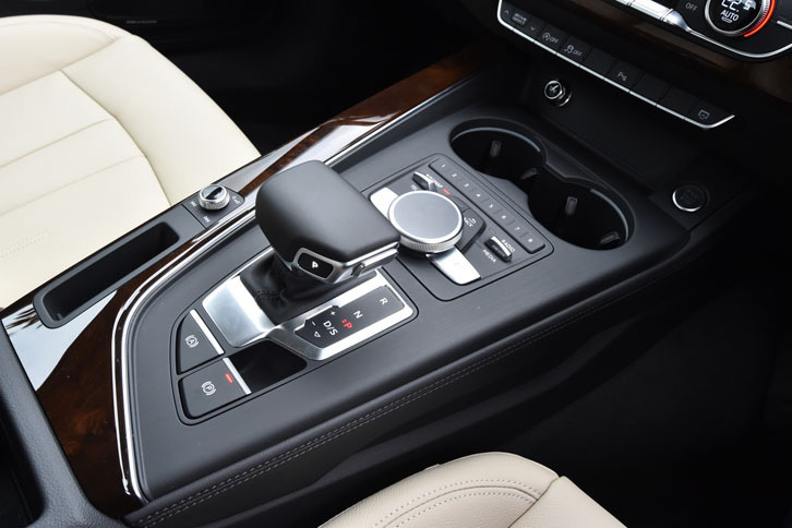 トランスミッションは7段Sトロニック。FFモデルへのSトロニック搭載は今回が初となる。