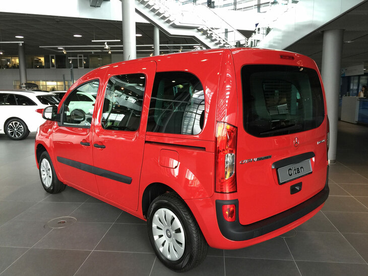 初代「メルセデス・ベンツ・チタン」。乗用車仕様の「トゥアラー」である。