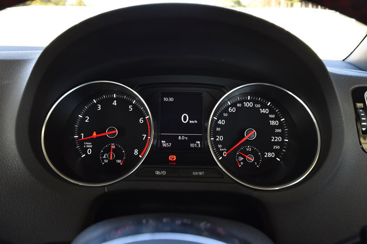 
	「ポロGTI」のメーターは、オーソドックスな2眼式。中央には、液晶のマルチインフォメーションディスプレイが置かれる。
	