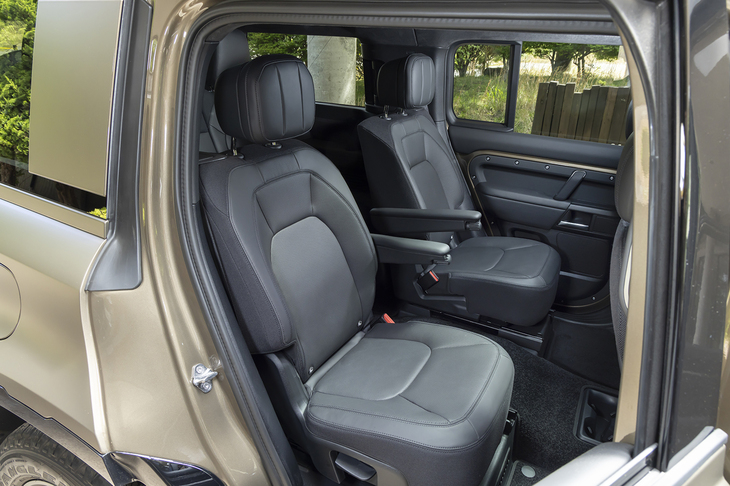 「130」で2列目にキャプテンシートが選べるようになったのも2025年モデルならでは。専用の大型ヘッドレストに加えてヒーターもベンチレーションも完備だが、ベンチシートよりも3列目へのアクセスが容易になる点も見逃せない（真ん中を通れる）。