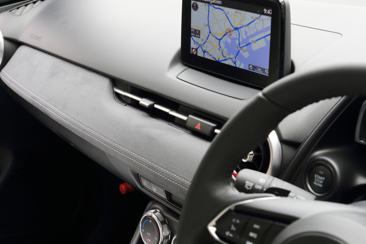 スエード調素材が用いられた「XD Lパッケージ」のダッシュボード。インテリアでは、従来モデルの特徴だった赤いアクセントカラーが廃止されたこともトピックとなっている。