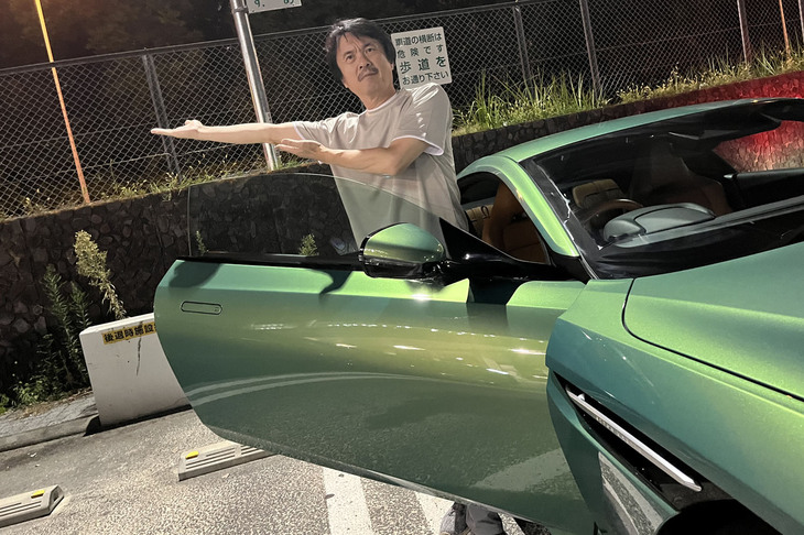 斜め上に開く「スワンウイング」と呼ばれるドアも健在。こうしたこだわりがどことなく貴族っぽい。