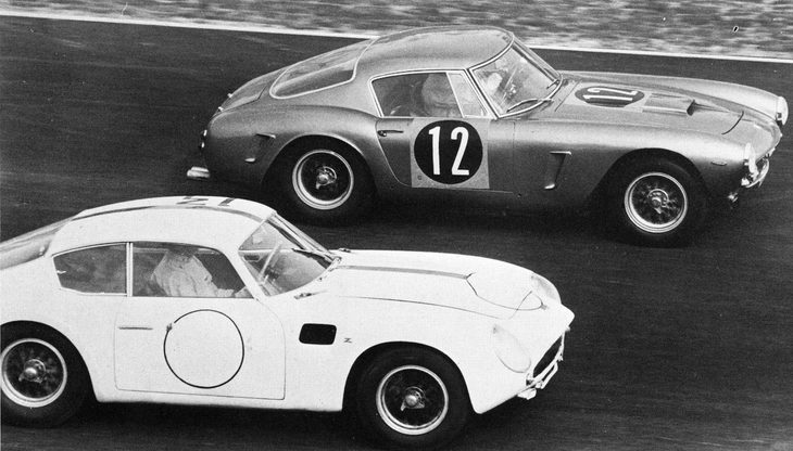 国際スポーツカークラスに出場した「アストンマーティンDB4GTザガート」と「フェラーリ250GT」。