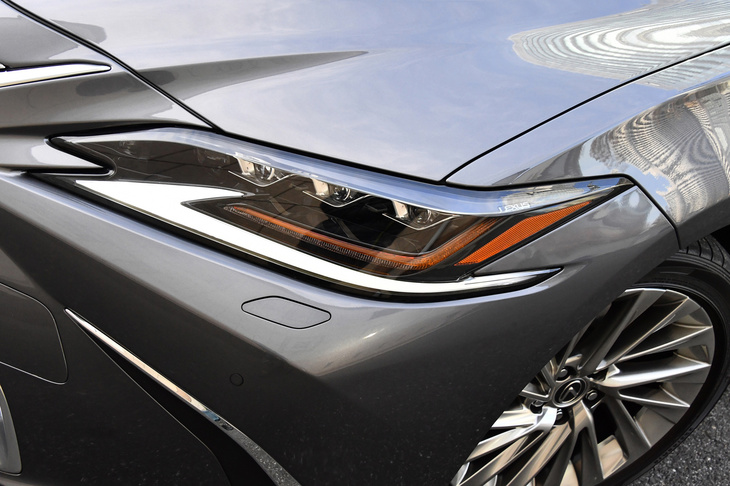 オプションまたは標準装備として用意される三眼LEDヘッドランプ。ウインカーは、光線が車体外側に流れるように見えるシーケンシャル式となっている。