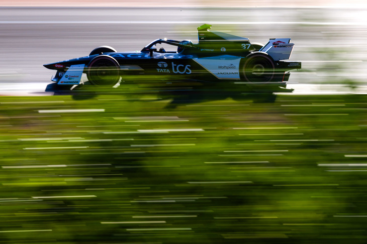 ジャガーが参戦する電動車レースの最高峰、フォーミュラE。レースという厳しい環境で電動化技術を磨き、鍛え上げた技術を量産車分野にフィードバックする狙いもある。