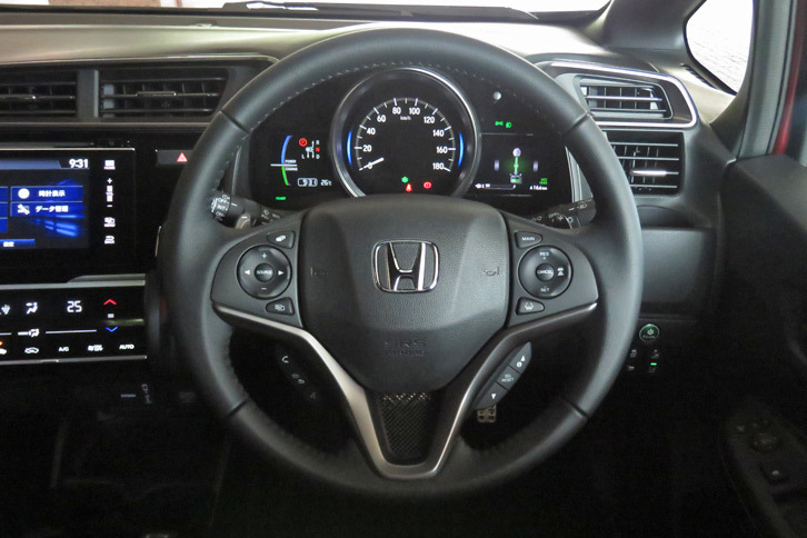 ホンダ・フィット ハイブリッドS Honda SENSING（ステアリングホイール）