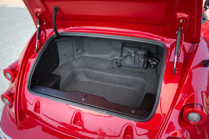 ラゲッジルームの容量は公表されていないが、全体のつくりは「ロードスター」（容量130リッター）と同様。機内持ち込み可能なサイズのキャリーケースであれば、2つくらいは入りそうだ。