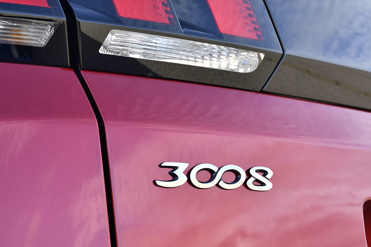 1.6リッターガソリンエンジン搭載車の発表から遅れること約1カ月、2017年4月に追加発表された「3008 GT BlueHDi」のデリバリーがようやく始まった。車両価格は426万円。