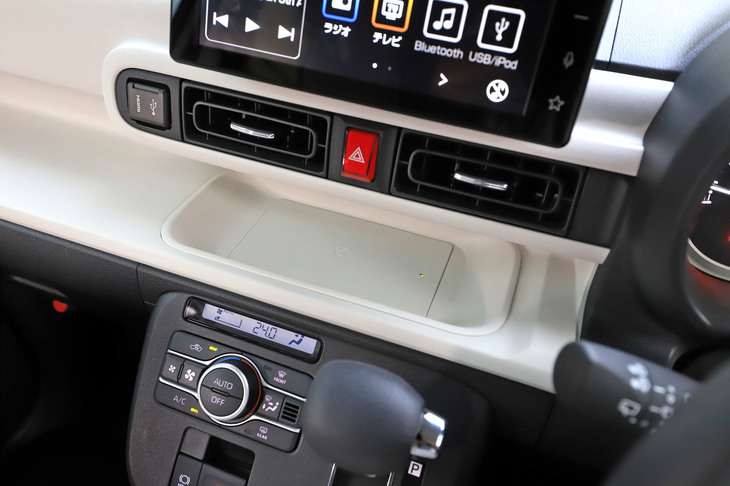 ダッシュボードのトレイには、携帯端末用のワイヤレス充電器を採用。ディスプレイオーディオとのセットオプションで用意される。