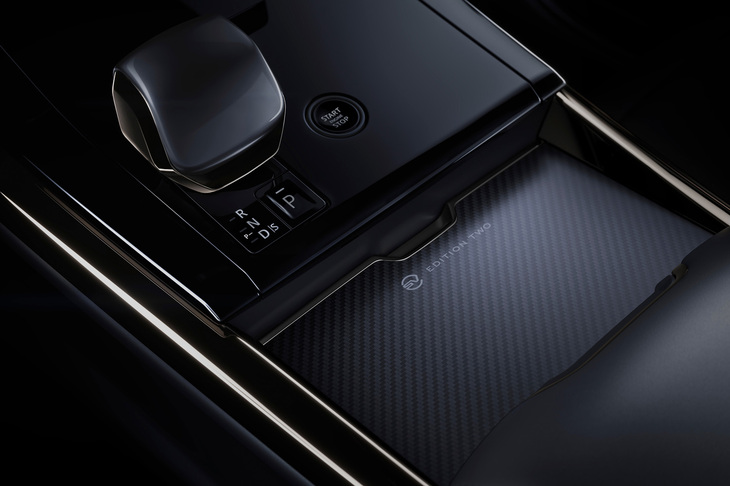 車両の内外装に「SV EDITION TWO」のロゴがちりばめられている。