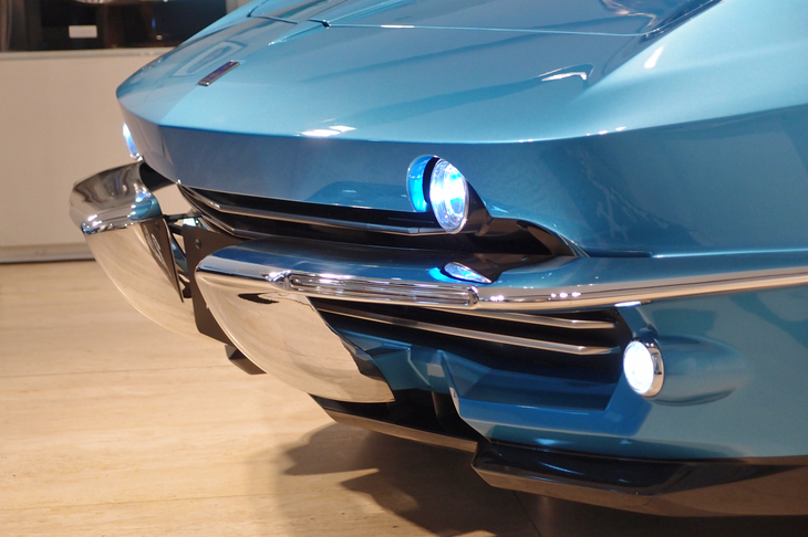 ヘッドランプは、ベースとなる「マツダ・ロードスター」のものに比べて小さい。LED式の光源が採用されている。