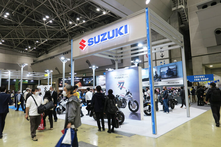 東京モーターサイクルショー2023のスズキブースの様子。