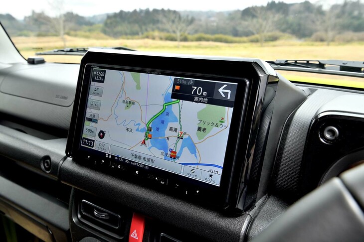 視野角の広い高画質モニターが自慢の「楽ナビ」シリーズ。色彩やフォントの工夫とも相まって、優れた視認性を実現している。