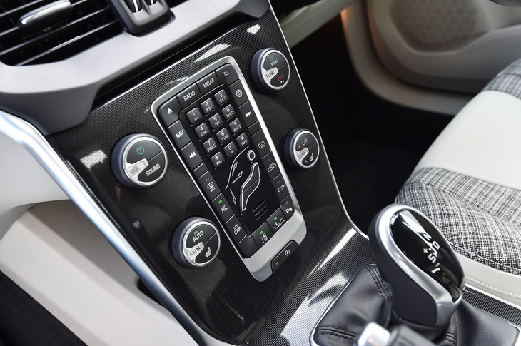 板状のセンターコンソールには、カーナビやエアコン、インフォテインメントシステムのスイッチ類が整然と並ぶ。