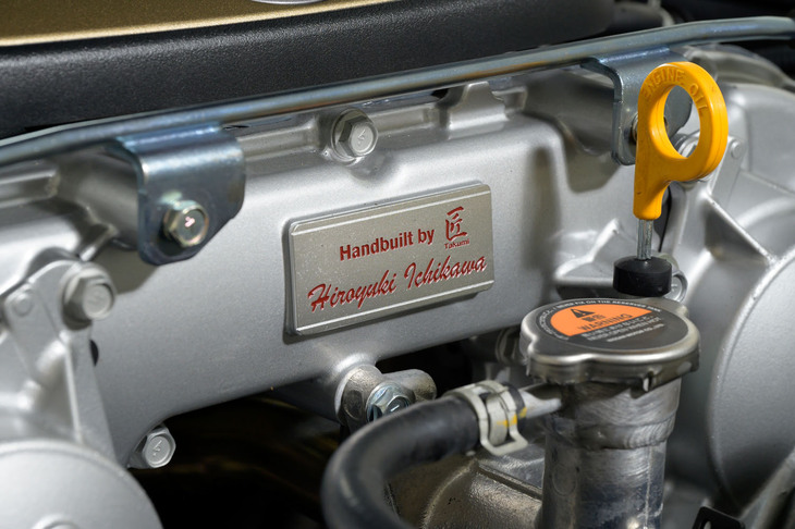 「T-spec」がつく2モデルのエンジンルーム内にはエンジンを組み上げた匠（たくみ）の名を赤文字で刻んだネームプレート（写真）と、ゴールドのモデルナンバープレートが備わっている。