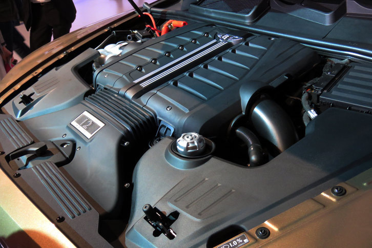 最高出力608ps/6000rpm、最大トルク91.8kgm/1250-4500rpmを発生する6リッターW12ツインターボエンジン。