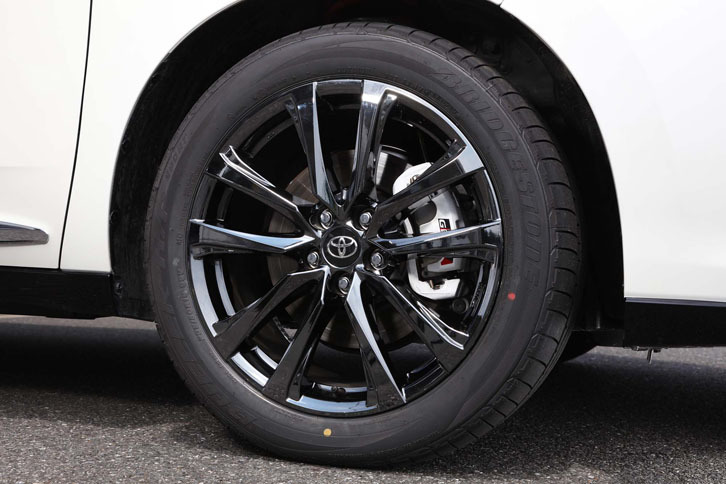 専用デザインの19インチホイール。タイヤはブリヂストンの「デューラーH/Pスポーツ」が組み合わされていた。