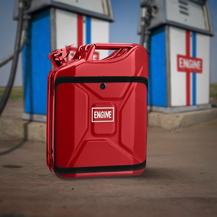 「エンジン・バール」と名づけられた携行缶風セット。その中には……