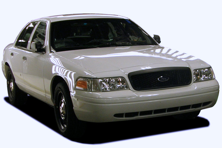 「フォード・クラウンヴィクトリア」
	1992年から販売されていたフルサイズセダン。パトカーとして広く使われていた。映画に登場するのは1998年にフルモデルチェンジされた2代目。