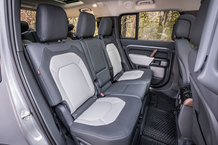 3人掛けとなる「ディフェンダー130」のセカンドシート。足もとや頭上のスペースは、ホイールベース長が同じ3020mmの従来型「110」と変わらない。