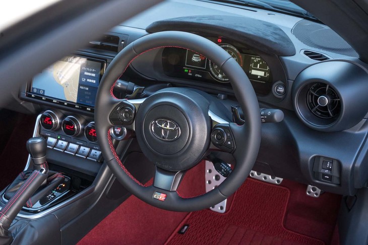 本革巻きのステアリングホイールには「GR」バッジが付いている。