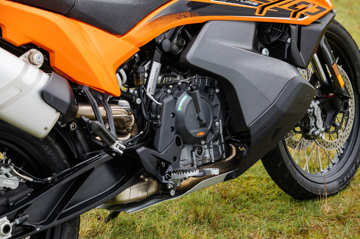 エンジンの排気量は、「790アドベンチャー」の799ccから889ccに拡大。最高出力は95PSから105PSに、最大トルクは88N・mから100N・mにアップしている。