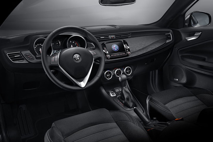 アルファ・ロメオ・ジュリエッタのインテリア。