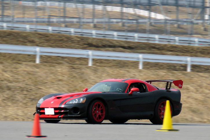 この日のトップタイムを記録した、ちょっとめずらしい2代目「バイパー」の高性能モデル「ACR」。皆がだいたい1分弱でまわるコースを、それより10秒も短いタイムで走っていた。と言えばその速さが伝わるだろうか。世の中には、スゴい人がいるものである。