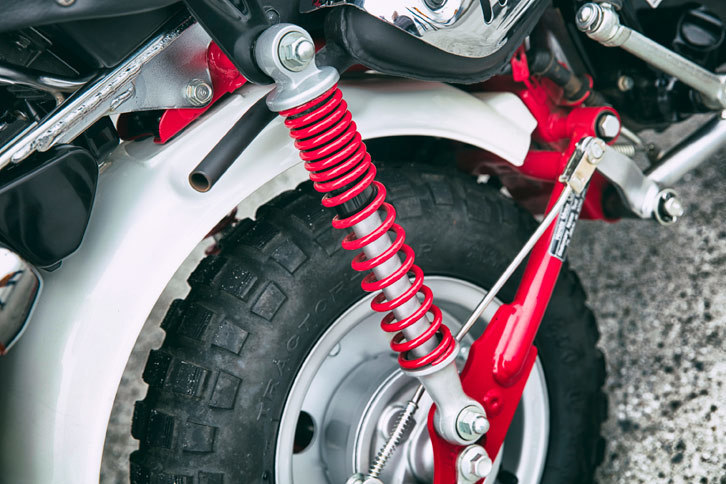 エンジン同様、車体の構造は非常にシンプル。サスペンションは前がテレスコピック式、後ろがスイングアーム式で、リアタイヤを挟む2本のスプリングダンパーがクラシカルな雰囲気を盛り上げる。